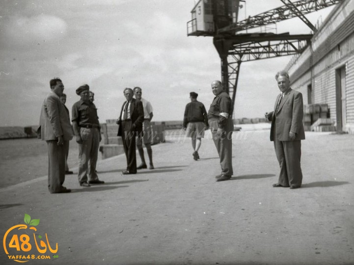 صور نادرة من عام 1948 - لحظة رفع العلم الاسرائيلي في ميناء يافا 